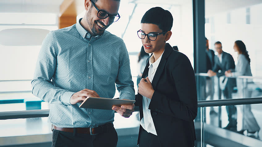 Glasses Wearing Employee Gives Head Job to Her Boss