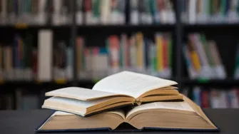 12 Best Copywriting Books for Aspiring Marketers [2026]